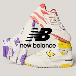 Tre paia di sneakers New Balance bianche con accenti viola, rosso e giallo, disposte a formare un triangolo su uno sfondo chiaro.