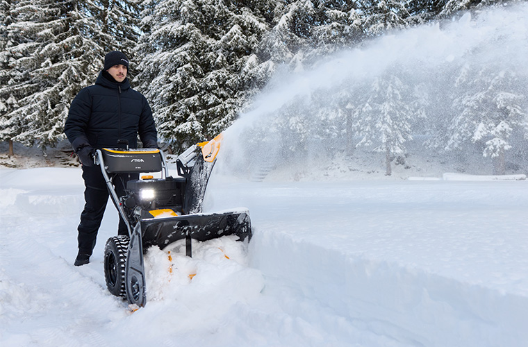 Petrol-powered snow throwers
