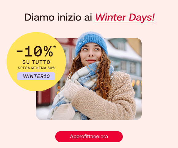 &bdquo;Donna con capelli lunghi grigi indossa una felpa rossa e sorride. Testo: &lsquo;Diamo inizio al Winter Days.&rsquo; Bollino giallo con scritta: &lsquo;Fino a -10% su prodotti selezionati.&rsquo; Pulsante rosso: Approfittane qui. Sfondo marrone scuro con base beige.&ldquo;