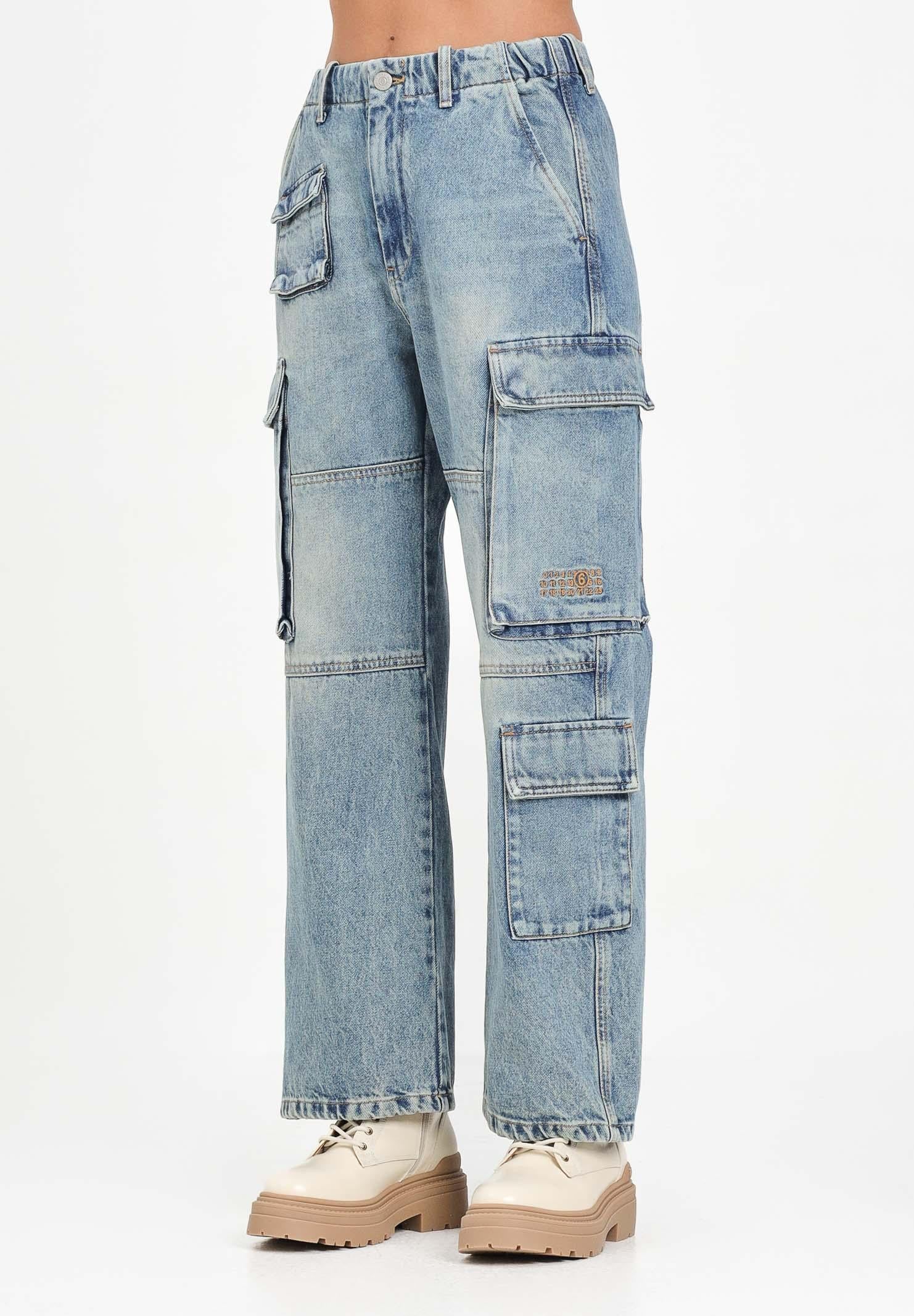Image of MAISON MARGIELA Jeans cargo in denim chiaro per donna, ragazzi e bambini con Numeric logo ricamato