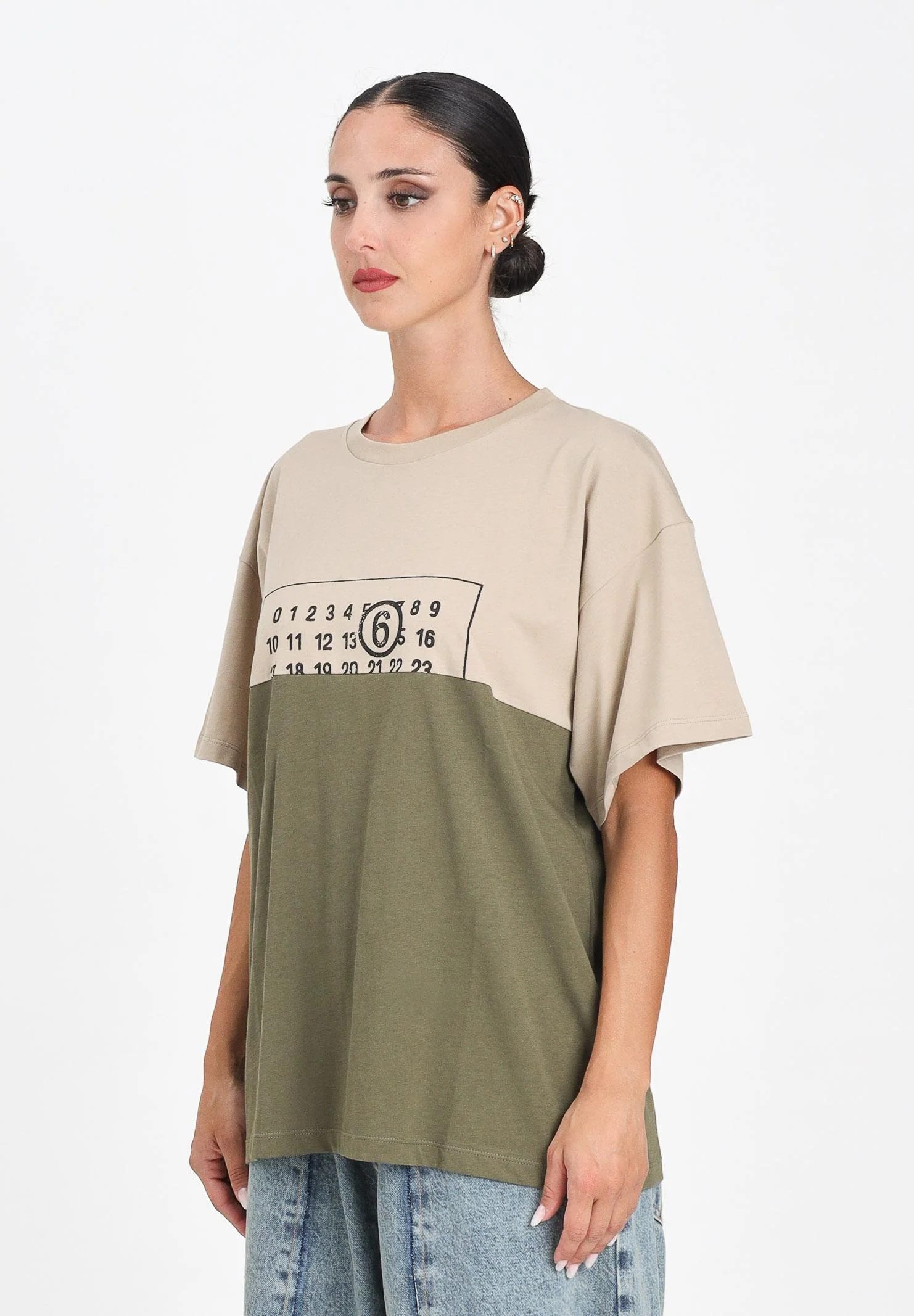 Image of MAISON MARGIELA T-shirt a manica corta beige e verde per donna, ragazzi e bambini caratterizzata da una costruzione re-cut
