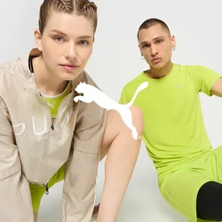 Abbigliamento PUMA: giacca leggera beige con logo, due individui in abbigliamento sportivo verde brillante, leggings neri, vestibilità moderna, dettagli minimi.