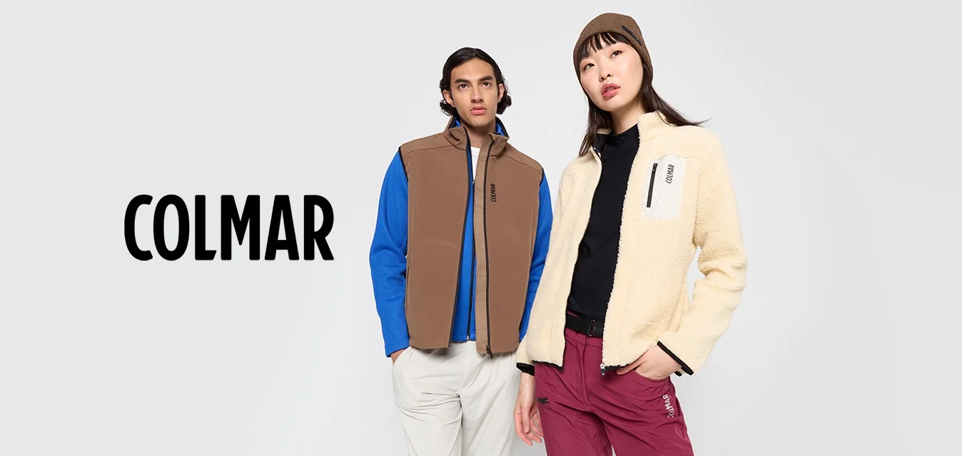 Il gilet marrone e blu presenta un alto colletto, tasche laterali e chiusura con zip. Giacca in pile beige con tasca con zip e dettagli neri.