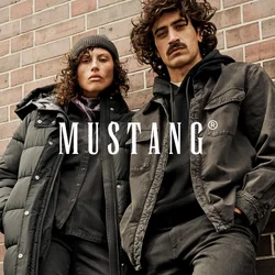 Due persone con abbigliamento casual invernale scuro e stivali appoggiate a un muro di mattoni, una con berretto e giacca imbottita.