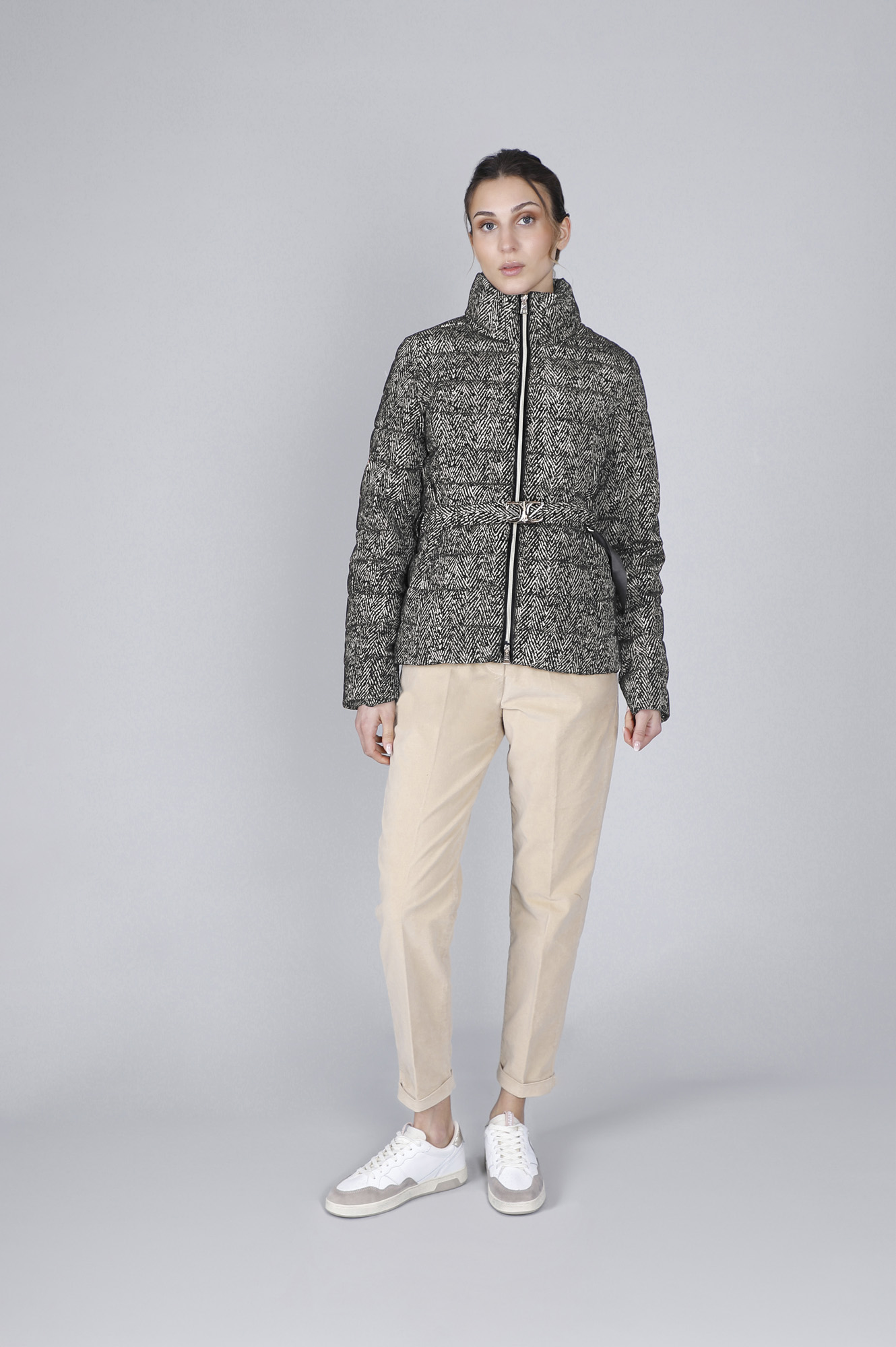 Image of piumino corto stampa chervon con cintura logata avena/nero