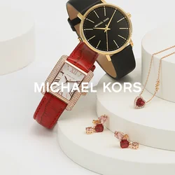 Orologio rotondo nero e oro, orologio con cinturino in pelle di coccodrillo rosso e quadrante rettangolare, collana a forma di cuore in oro e rosso, e orecchini con pietre preziose rosa.