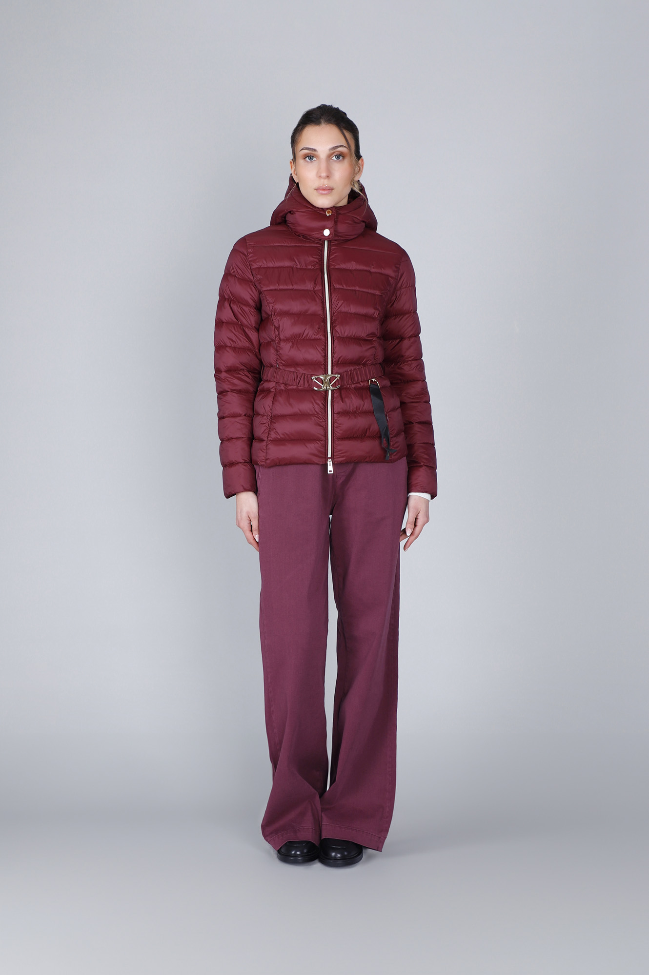 Image of piumino corto con cintura logata burgundy
