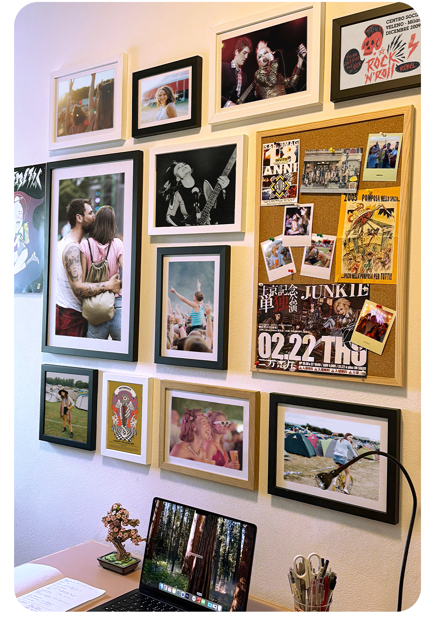 Una parete piena di Poster, Quadri e locandine di concerti