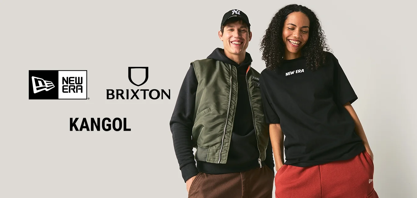 Abbigliamento casual con giacca bomber verde sopra una felpa nera con cappuccio e una t-shirt nera con la scritta 