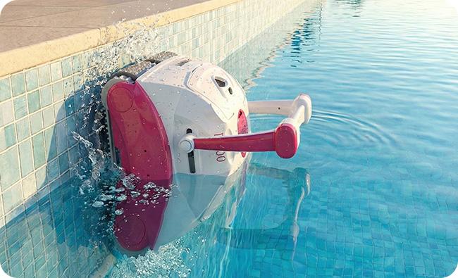 Il robot BWT
D200 ha una pratica maniglia che ne facilita l'uso e pulisce fondo, pareti e linea dell'acqua