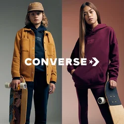 Due bambini posano con i skateboard. Il ragazzo indossa una giacca senape sopra un felpa blu navy; la ragazza indossa una felpa bordeaux con leggings abbinati.