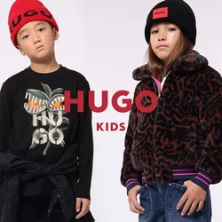 Maglietta nera a maniche lunghe con stampa grafica e giacca a bolle con zip in stampa leopardata, abbinata a cappelli conici rossi e neri.