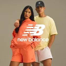 Due modelli stanno insieme, uno in una felpa arancione con cappuccio e pantaloni corti, l'altro in una maglietta gialla e pantaloni corti grigi. Entrambi indossano scarpe da ginnastica.