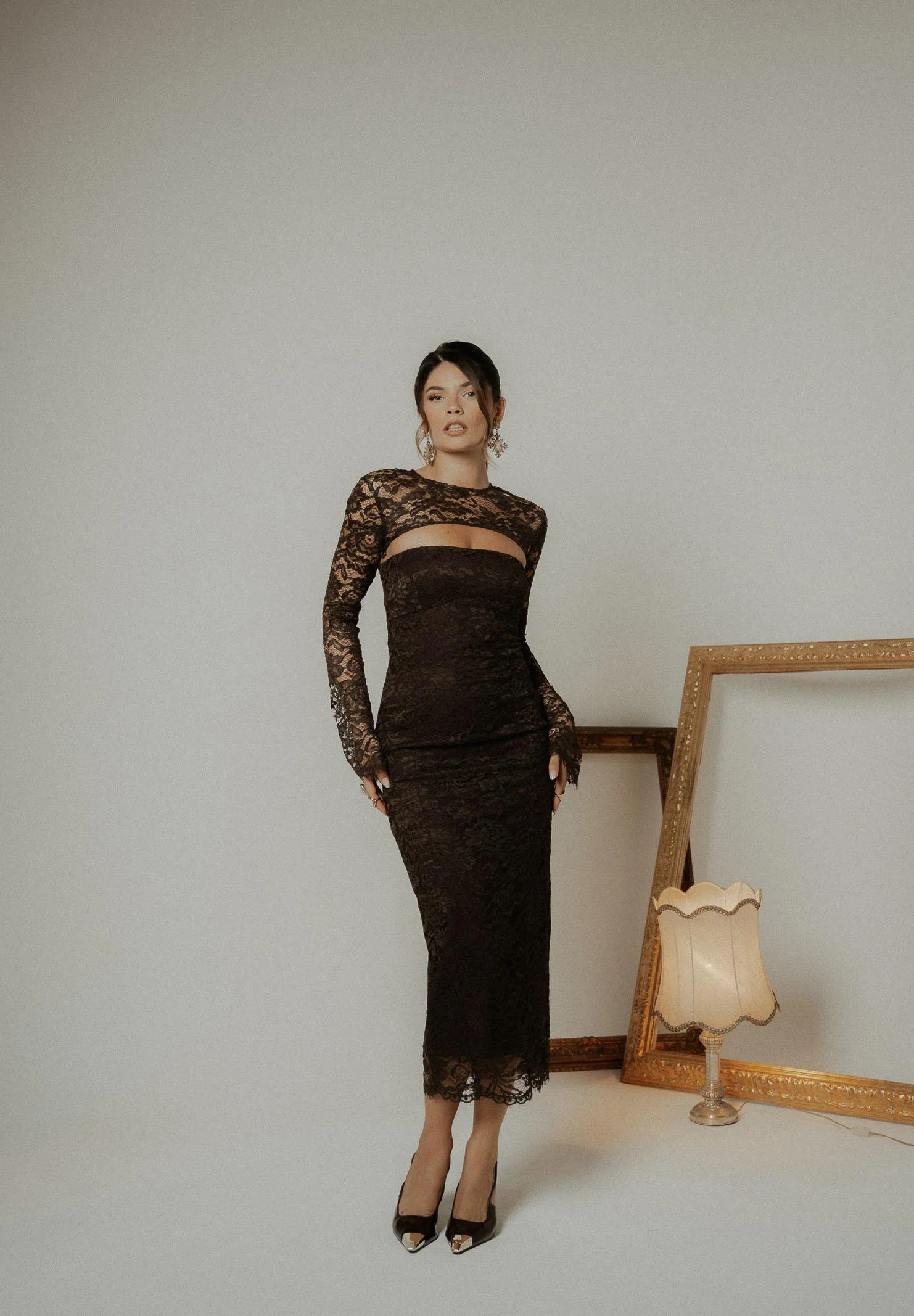 Image of SANTAS Abito midi CHARME in pizzo marrone da donna