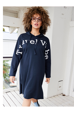 Abito midi di felpa con scritta, cappuccio e maniche lunghe