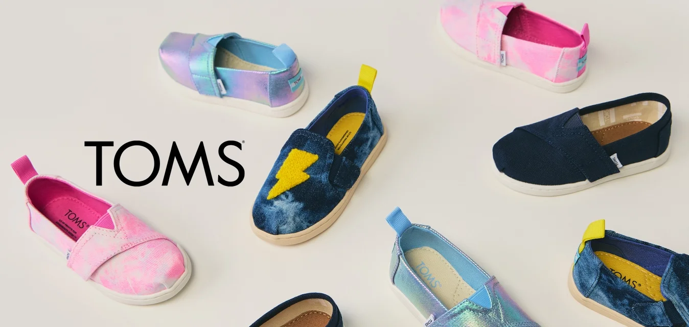 Scarpe slip-on colorate per bambini in vari modelli: rosa, blu, blu navy, iridescenti con motivi come fulmini e texture. Diverse forme.