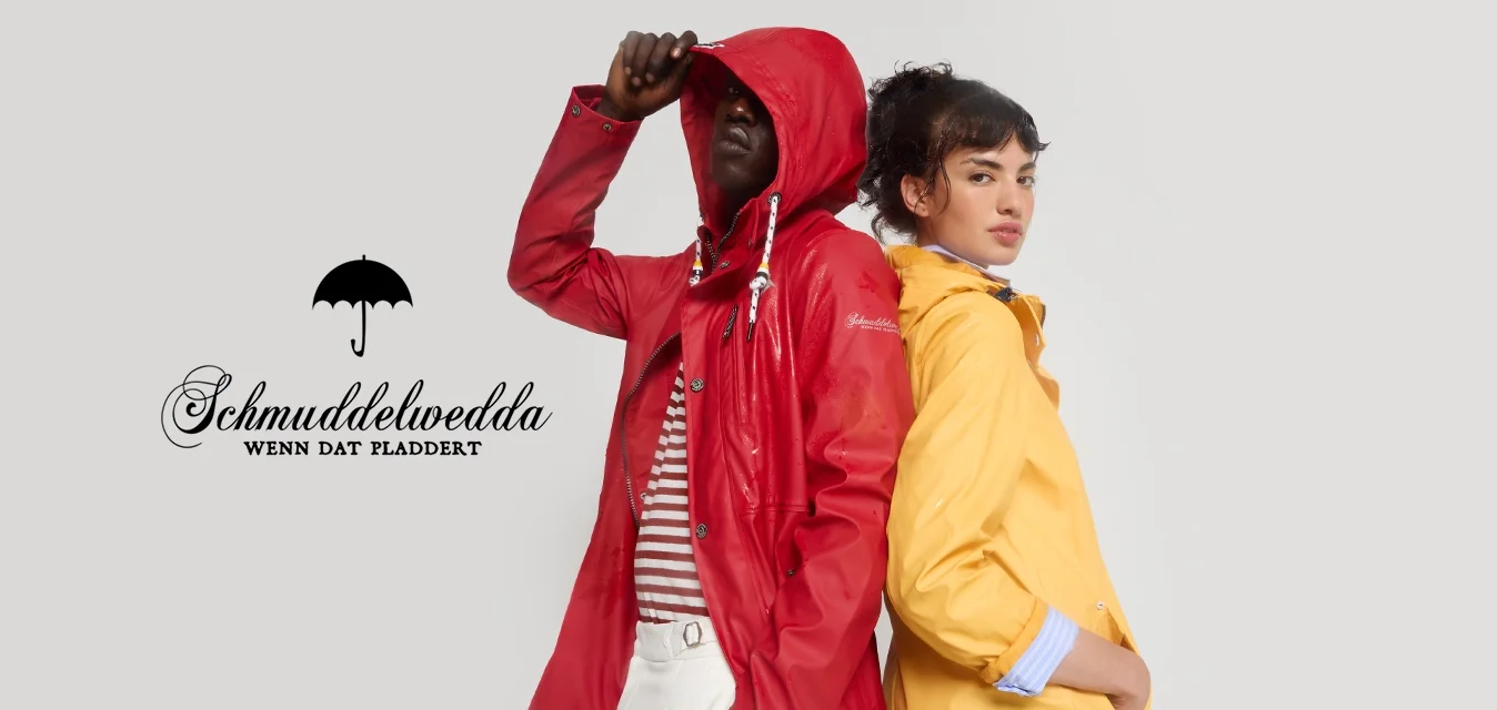 Giacca impermeabile rossa con cappuccio e strisce bianche sulle maniche, accanto a una giacca impermeabile gialla con cappuccio regolabile.