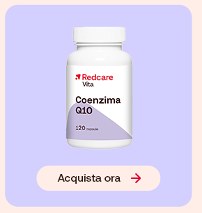 &bdquo;Flacone Redcare Coenzima Q10 con etichetta beige. In alto un&rsquo;icona rossa con il numero 3. Pulsante rosso: Acquista qui. Sfondo salmone chiaro.&ldquo;