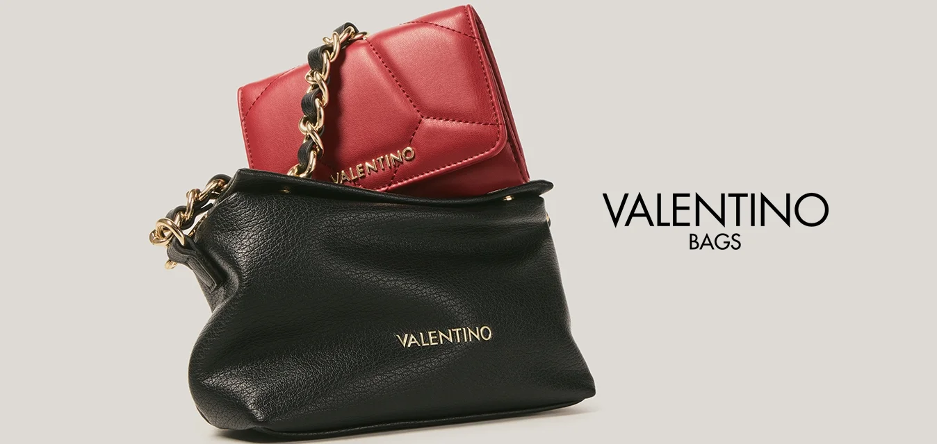 Borsa in pelle nera Valentino con tracolla dorata e portafoglio rosso Valentino parzialmente all'interno, su sfondo neutro.