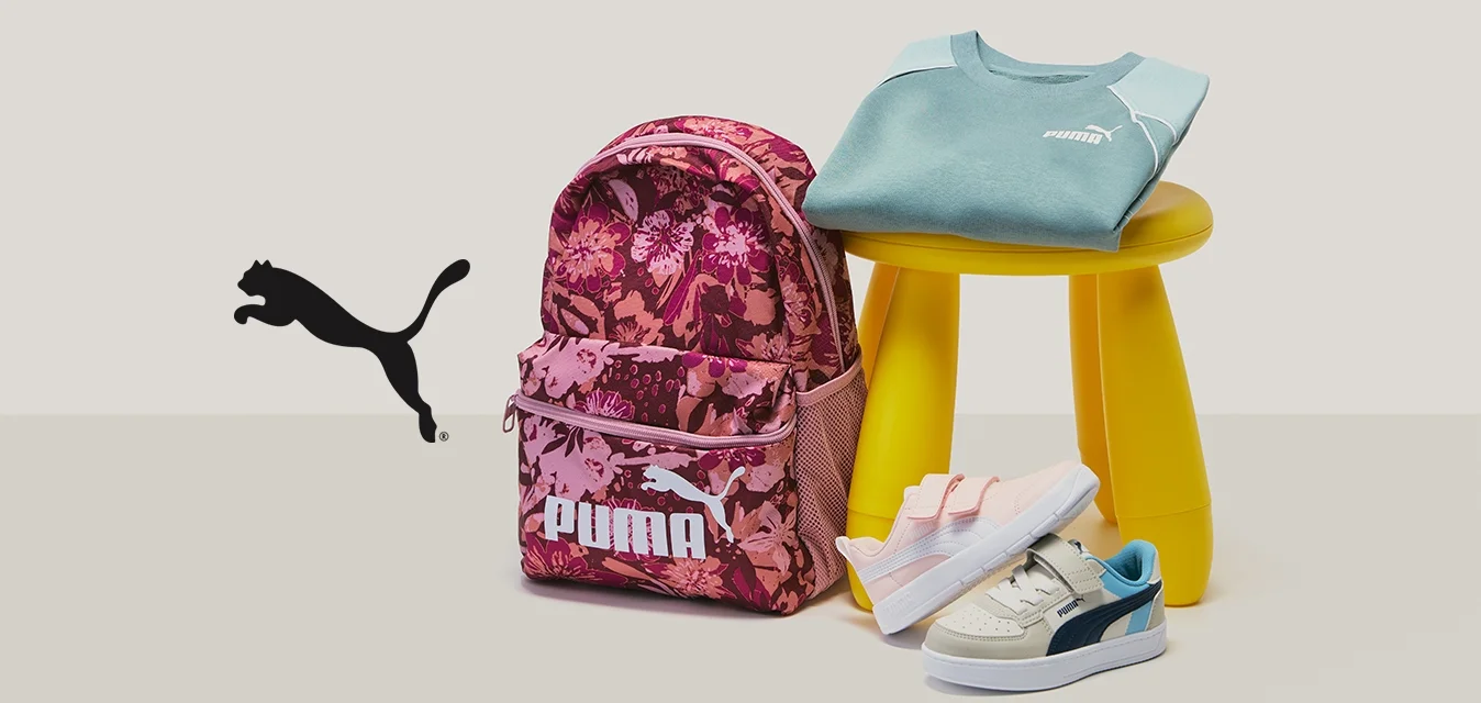 Zaino rosa con motivo floreale, felpa blu chiaro, sgabello giallo e sneakers bianche con tonalità pastello. Logo Puma sullo zaino e sulla felpa.