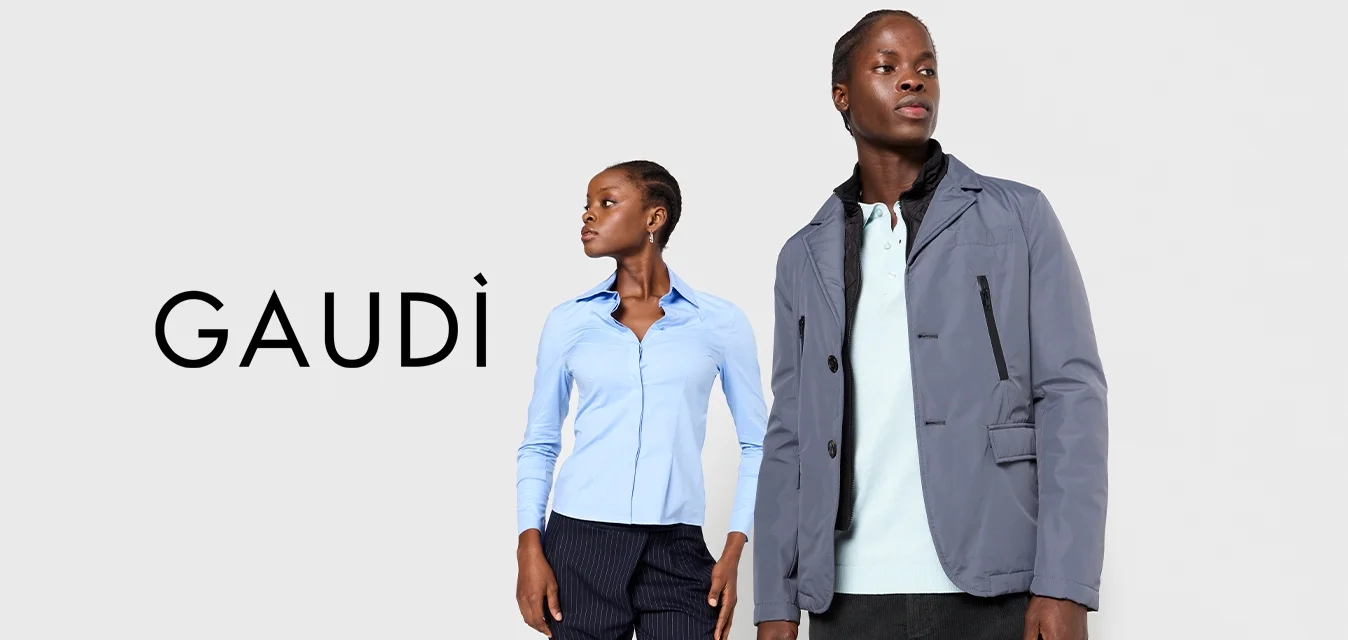 Camicia azzurro chiaro a maniche lunghe, pantaloni blu navy a righe a sinistra; giacca grigia sopra una maglietta teal e pantaloni neri a destra.