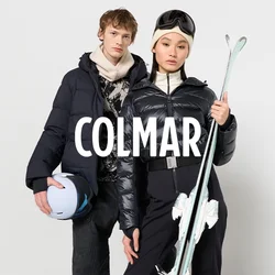 Giubbotti neri gonfi con zip, dolcevita crema e attrezzatura da sci. Uno tiene un casco blu, l'altro sci bianchi, su uno sfondo semplice.