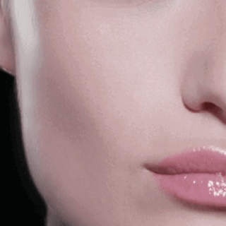 Animazione che mostra le zone di efficacia mirate dalla crema: solco naso-labiale e ovale del viso.