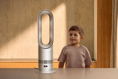 Il termoventilatore Dyson Hot+Cool HF1 Remote Link Pre-heat accanto a un bambino.