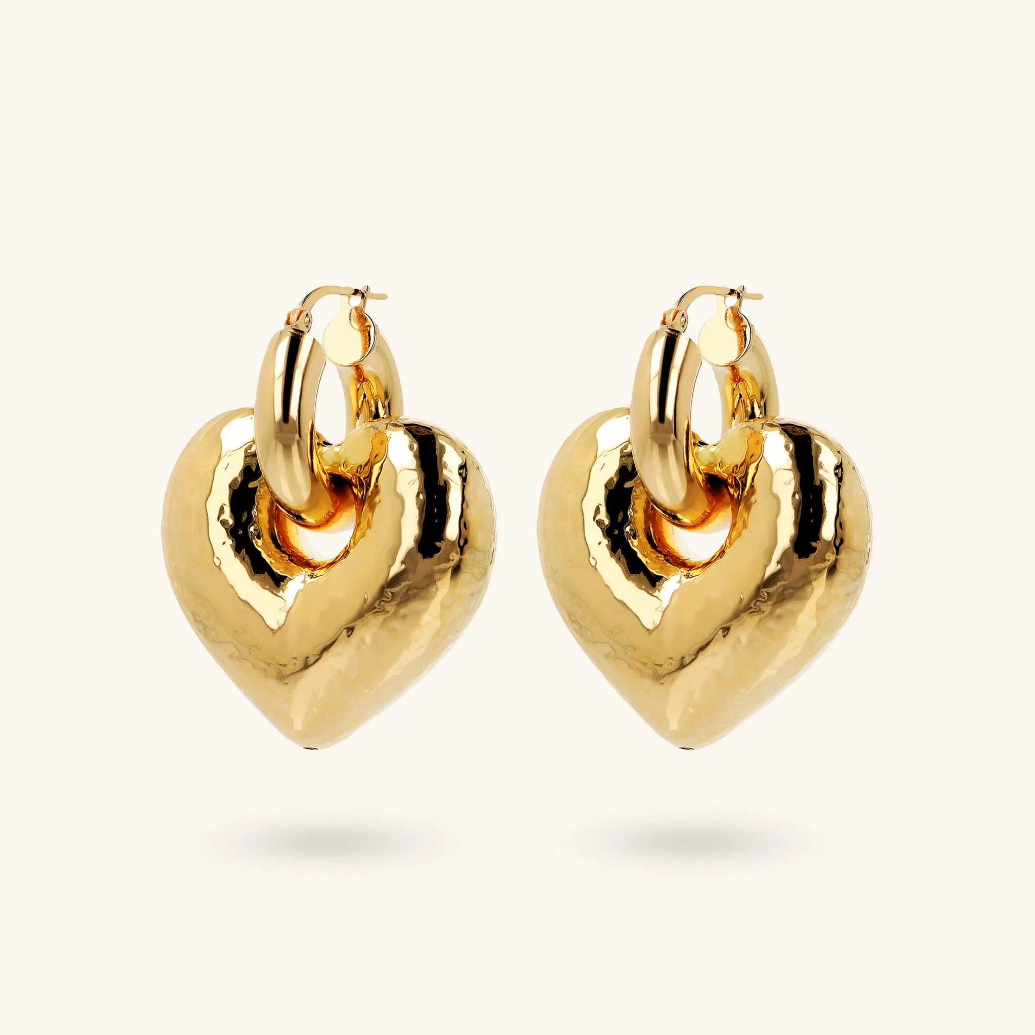 Image of Orecchini a Cerchio con Pendente Cuore Martellato