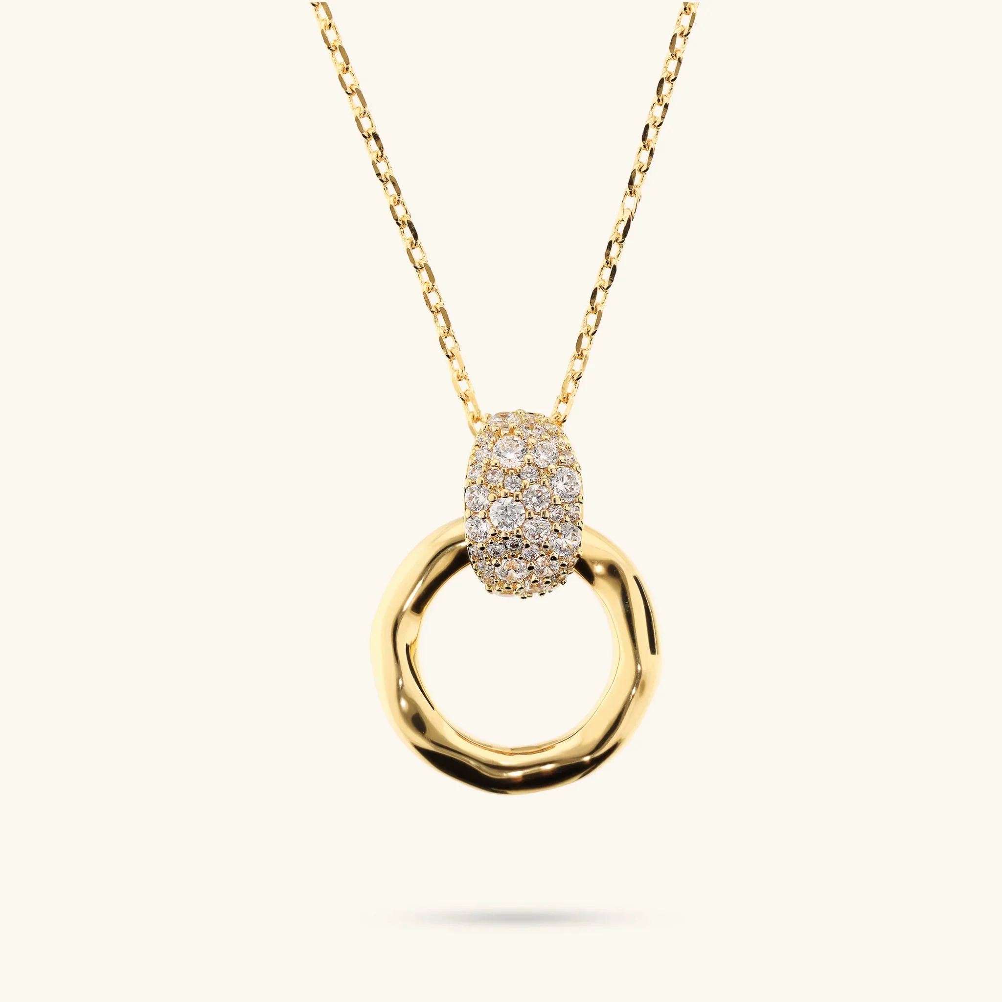 Image of Collana con Pendente Martellato ad Anello e Pavé di Cubic Zirconia