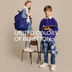 Zaino viola con logo, vestito di jeans, calze a righe e scarpe da ginnastica bianche; ragazzo in maglione viola con camicia a quadri legata in vita, che tiene un tablet.