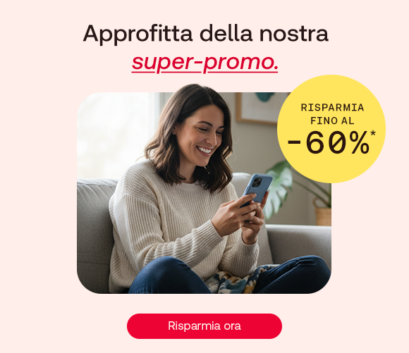 Donna sorridente seduta sul divano mentre usa lo smartphone, promozione &ldquo;Approfitta della nostra super-promo&rdquo; con risparmio fino al 60% e pulsante &ldquo;Risparmia ora&rdquo;.