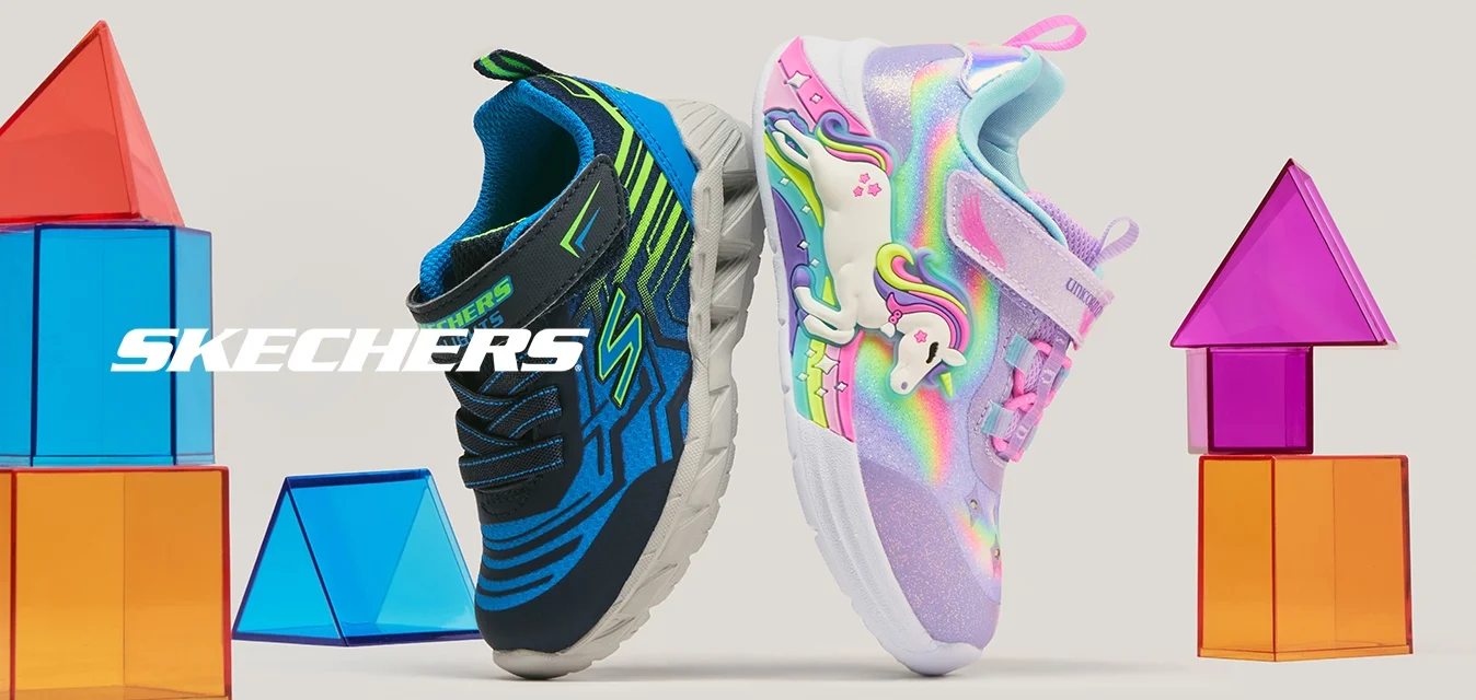 Coppia di scarpe da ginnastica per bambini, una blu e nera, l'altra viola con disegni di unicorni, circondate da blocchi da costruzione geometrici traslucidi e colorati.