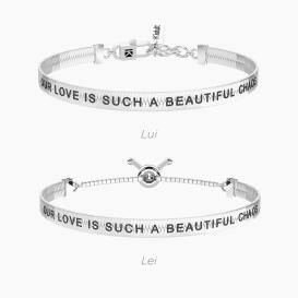 LIFE COLLECTION AMORE | CAOS Set di bracciali elastici per la coppia con sfere in acciaio, entrambi con scritta "Our love is such a beautiful caos" LIFE COLLECTION AMORE | CAOS Set di bracciali elastici per la coppia con sfere in acciaio, entrambi con scritta "Our love is such a beautiful caos"