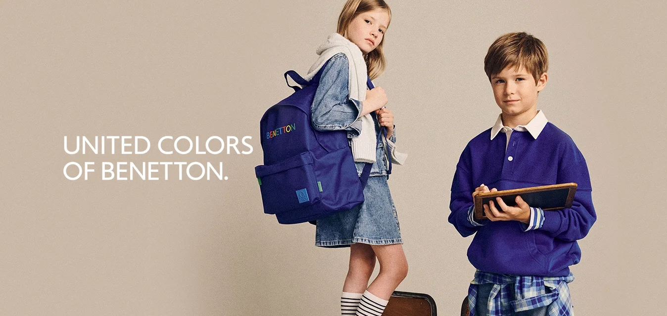 Zaino viola con logo, vestito di jeans, calze a righe e scarpe da ginnastica bianche; ragazzo in maglione viola con camicia a quadri legata in vita, che tiene un tablet.