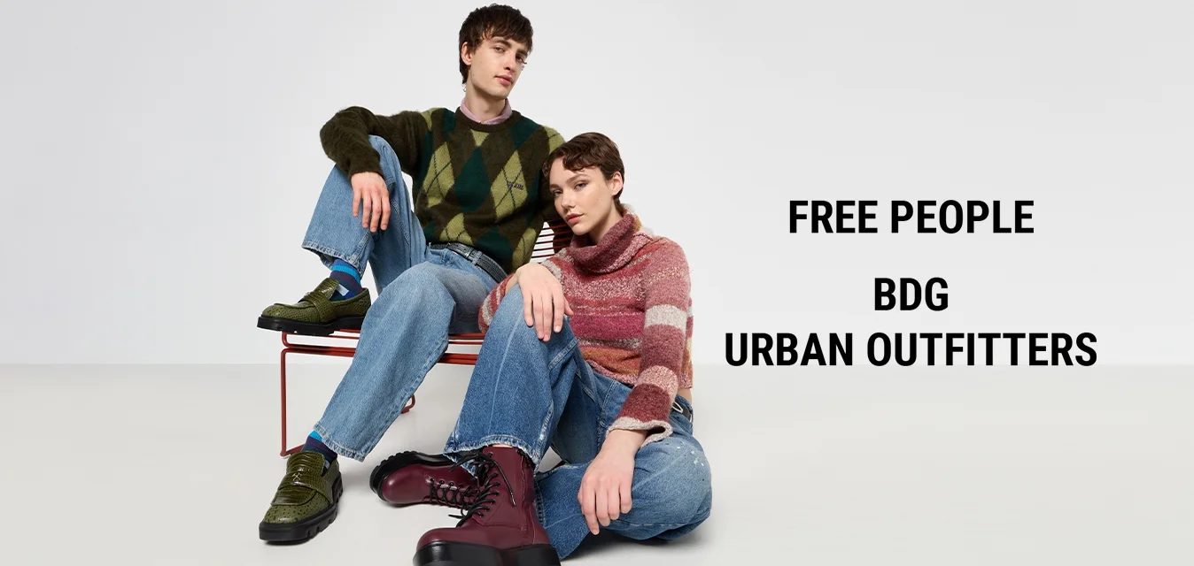 Maglione verde a maglia con motivo a rombi, maglione a strisce rosa, jeans blu e stivali borgogna chunky con suola testurizzata. Sfondo minimalista.