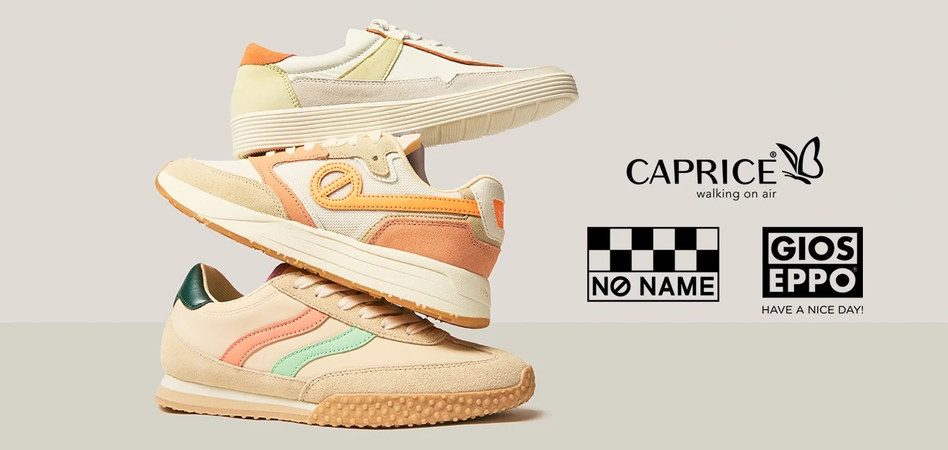 Tre scarpe da ginnastica beige impilate con accenti arancioni e verdi, mostrate su uno sfondo grigio chiaro uniforme.