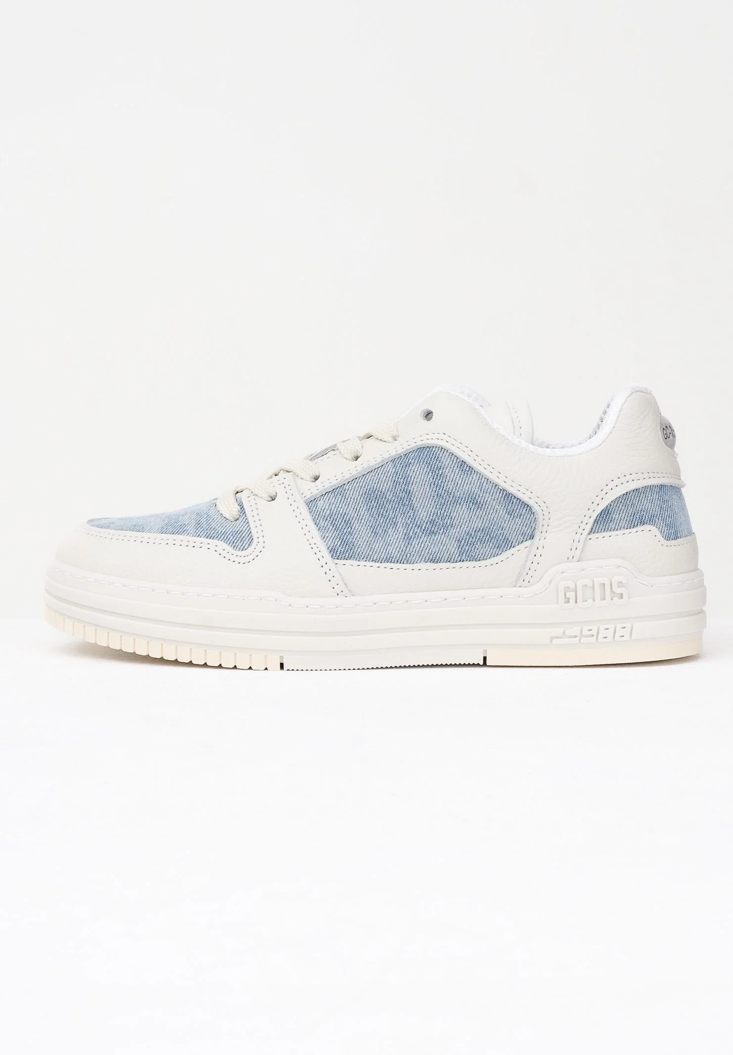 Image of GCDS Sneakers panna da uomo con inserti in denim chiaro