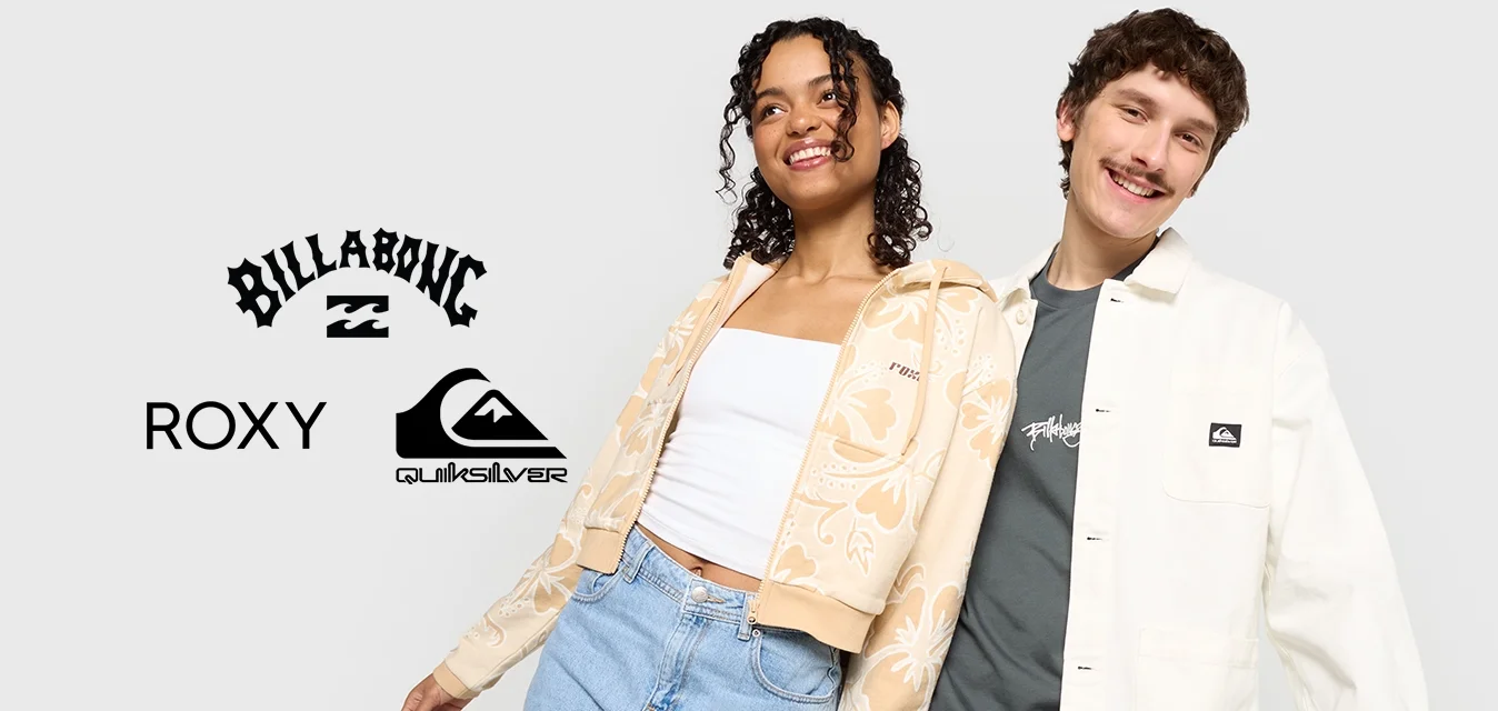 Felpa con zip a tinta unita beige chiaro, top corto bianco, gonna di jeans blu con spacco, giacca leggera bianca, pantaloni grigio scuro.