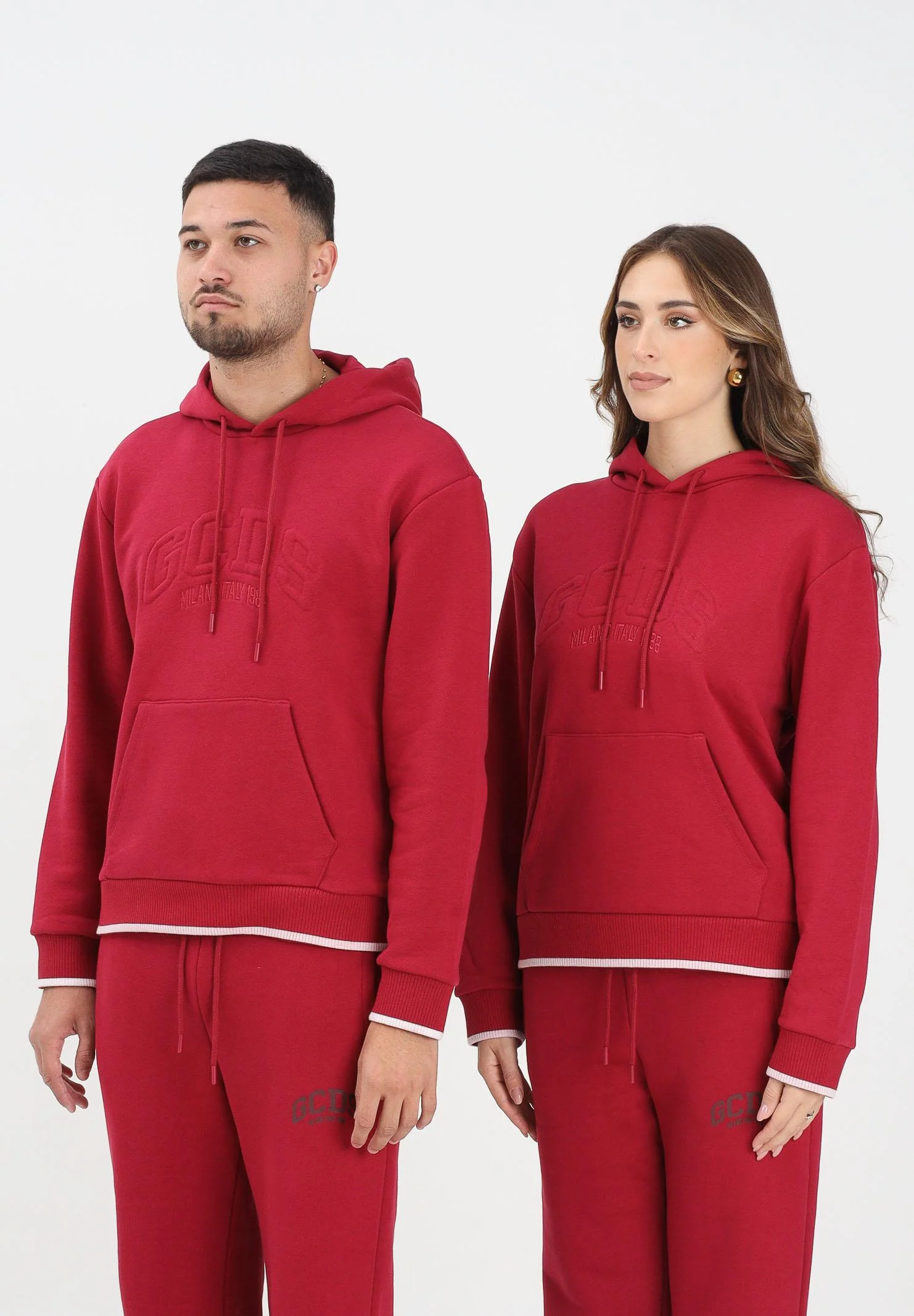 Image of GCDS Felpa con cappuccio bordeaux per uomo e donna rifinita da logo impresso