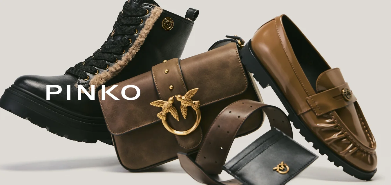 Stivaletto da combattimento foderato in pelliccia nera, borsa a tracolla in pelle marrone con emblema dorato, mocassino marrone, cintura marrone e piccolo portafoglio nero su sfondo chiaro.