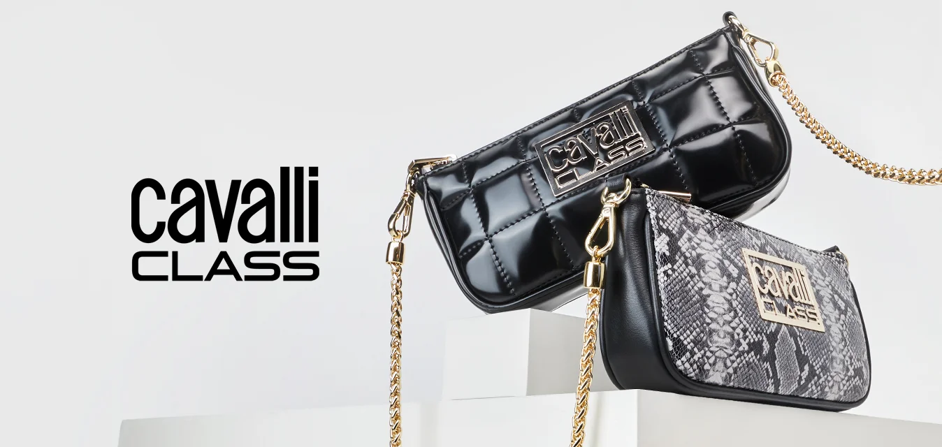 Due borse esposte, una in pelle lucida trapuntata nera con un logo dorato, l'altra con motivo in pelle di serpente e una tracolla in oro.