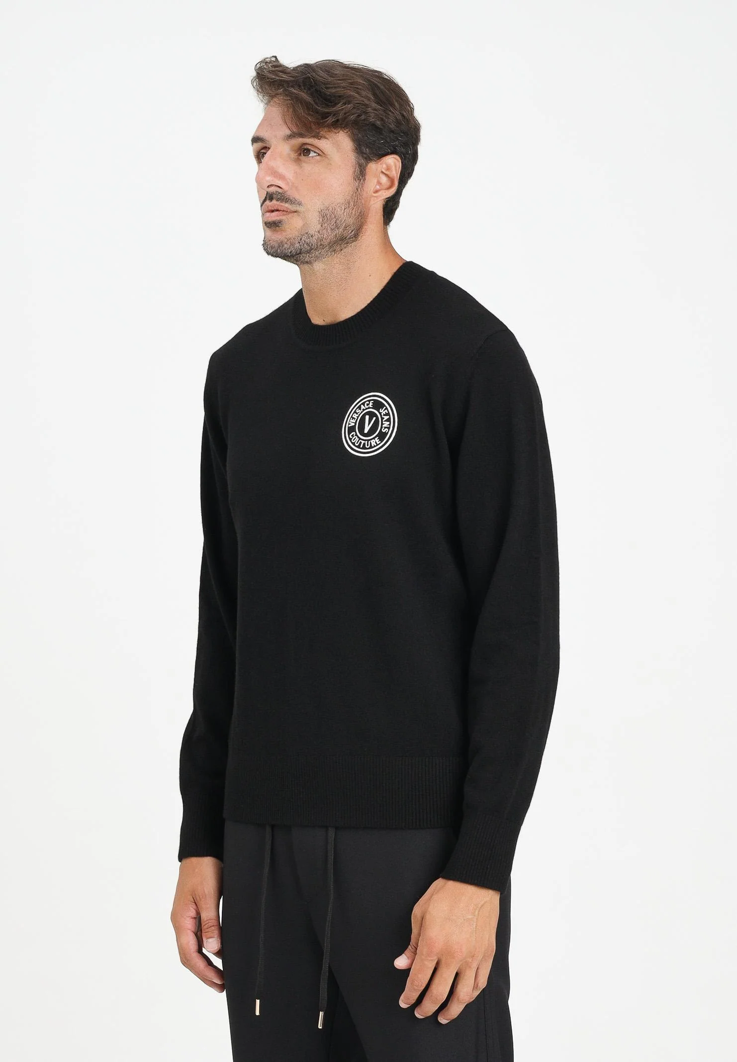 Image of VERSACE JEANS COUTURE Maglioncino girocollo nero da uomo con logo V-Emblem