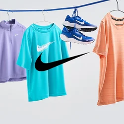 Due magliette sportive a maniche corte di colore viola e turchese, una maglietta arancione a maniche lunghe e delle scarpe da corsa blu appese a una corda blu.