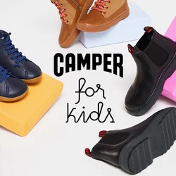 Quattro paia di scarpe su blocchi colorati: scarpe alte nere con lacci blu, stivali marroni con lacci rossi e eleganti scarpe nere senza lacci.