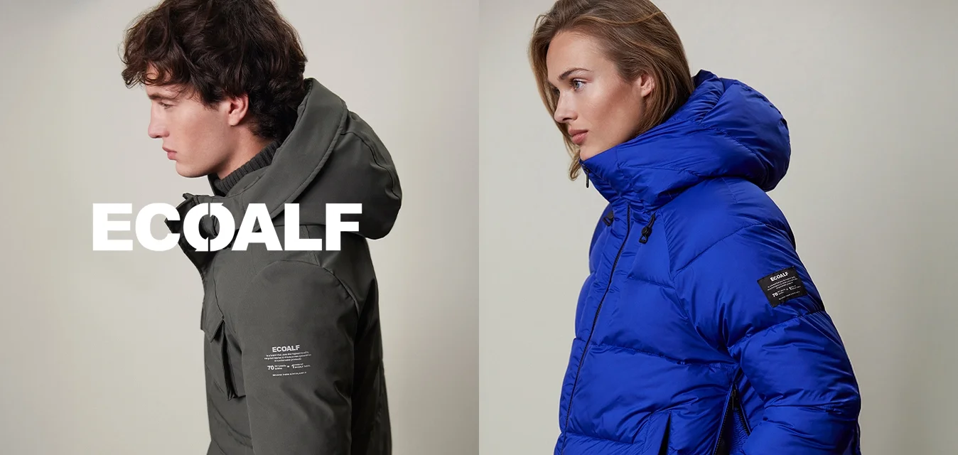 Due giacche imbottite esposte fianco a fianco: una verde oliva e l'altra azzurro brillante, con ampi cappucci, cerniere e etichette in tessuto.