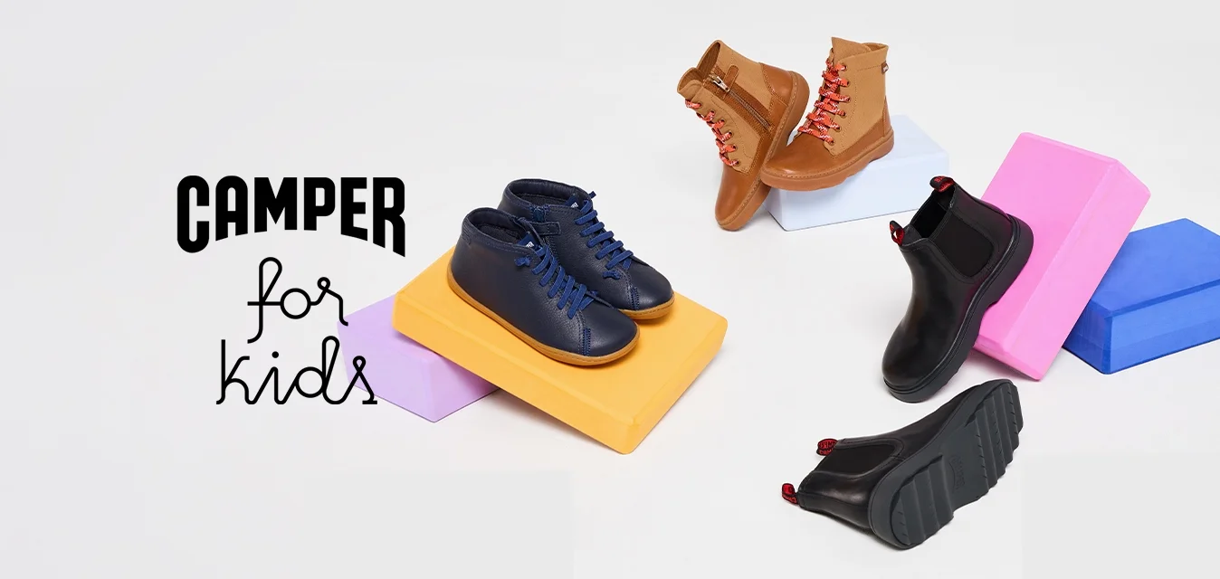 Quattro paia di scarpe su blocchi colorati: scarpe alte nere con lacci blu, stivali marroni con lacci rossi e eleganti scarpe nere senza lacci.