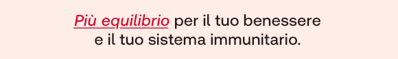 Testo su sfondo rosa chiaro: &ldquo;Pi&ugrave; equilibrio per il tuo benessere e il tuo sistema immunitario&rdquo;, con &ldquo;Pi&ugrave; equilibrio&rdquo; evidenziato in rosso corsivo e sottolineato.