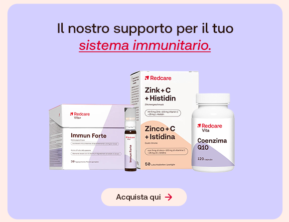Tre integratori Redcare: Immun Forte (scatola con fiale), Zinco + C + Istidina e Coenzima Q10. Sopra, il testo: &ldquo;Il nostro supporto per il tuo sistema immunitario&rdquo;, con &ldquo;sistema immunitario&rdquo; evidenziato in rosso corsivo e sottolineato. In basso un pulsante chiaro con bordo rosso: &ldquo;Acquista qui&rdquo;.