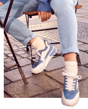 Jeans modello Mia con cinque tasche e cintura comoda